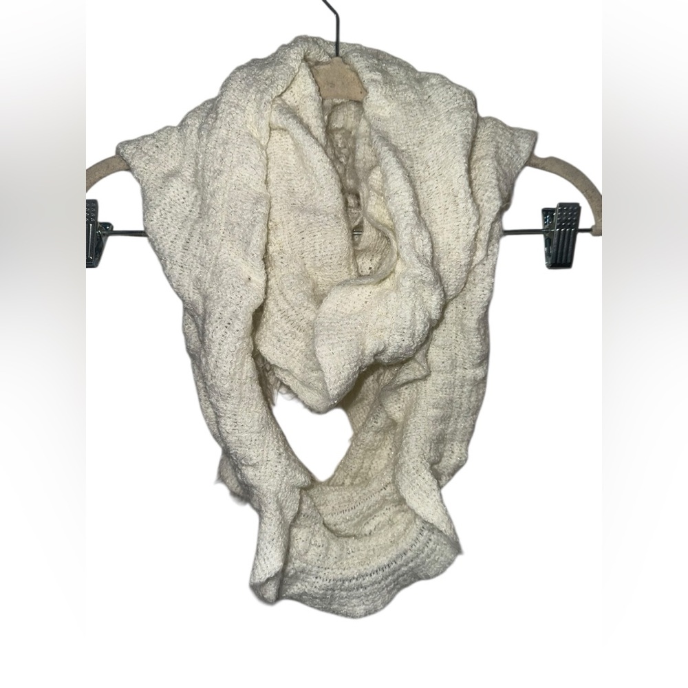 ✨ 5/$30 ✨ New York & Company Cream Infinity Scarf